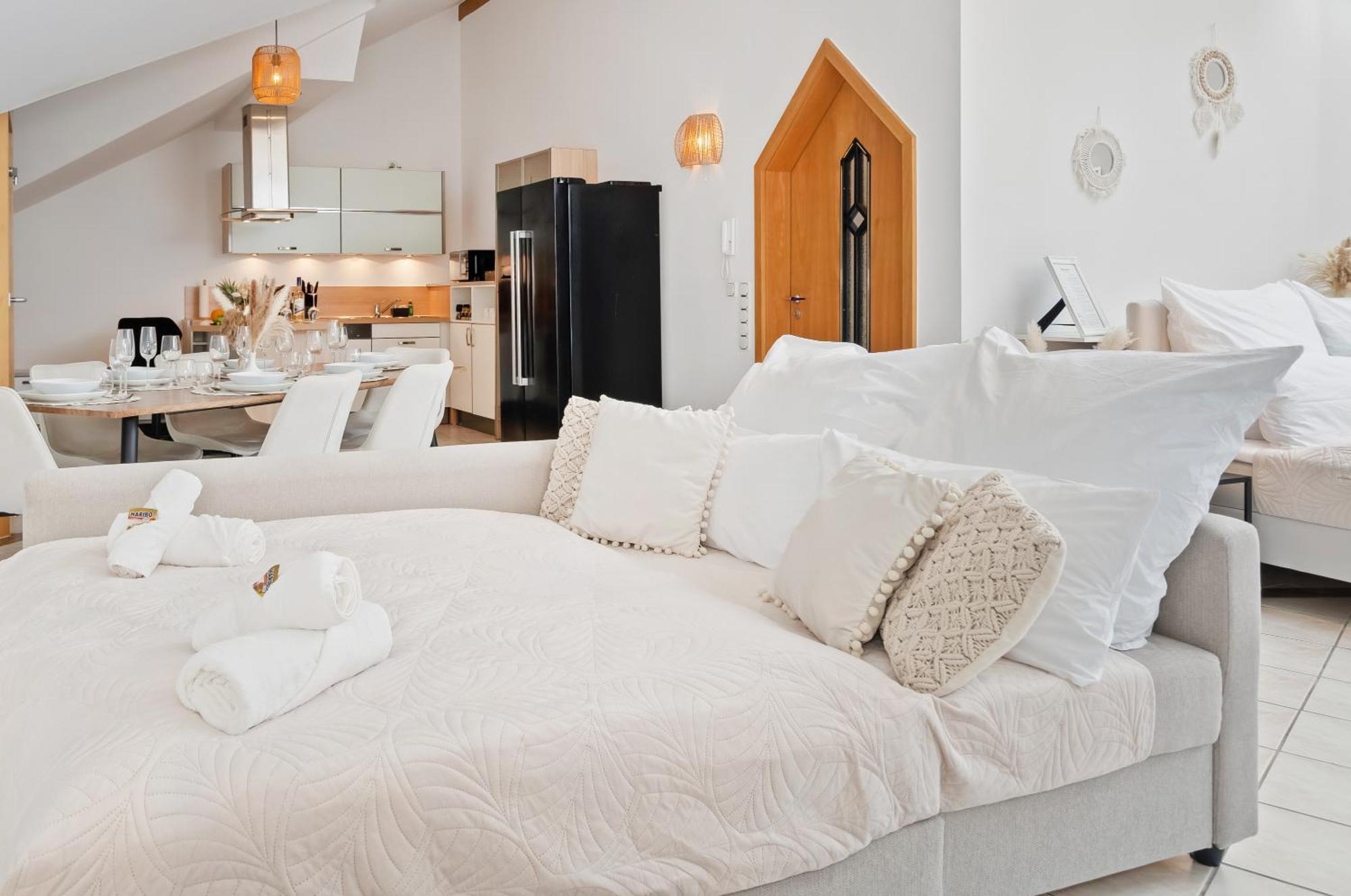 Stadtoase Mit Flair - Whirlpool, Balkon, 2xparkplaetze, Highspeed Wlan Appartement *