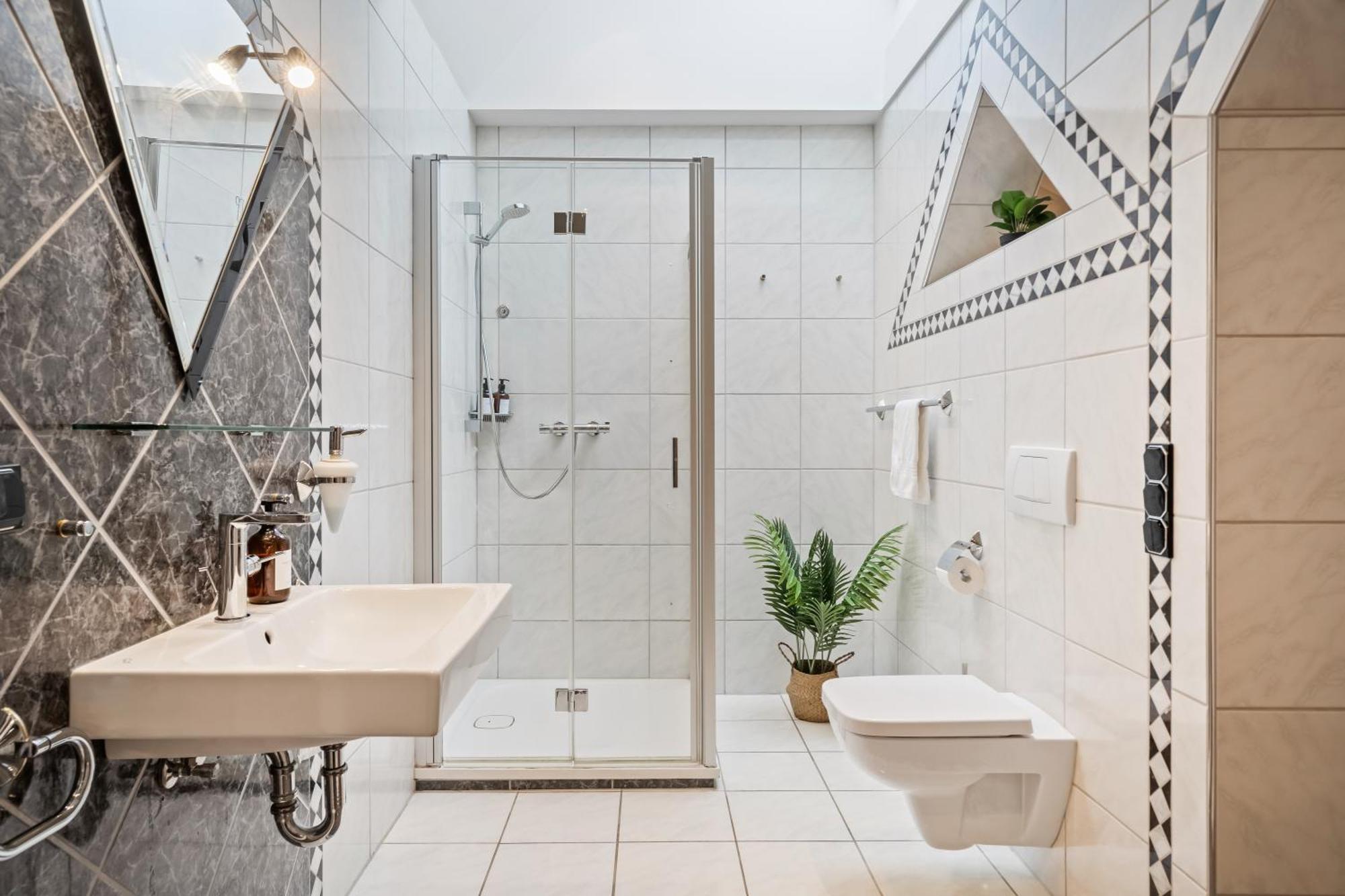 Stadtoase Mit Flair - Whirlpool, Balkon, 2xparkplaetze, Highspeed Wlan Appartement