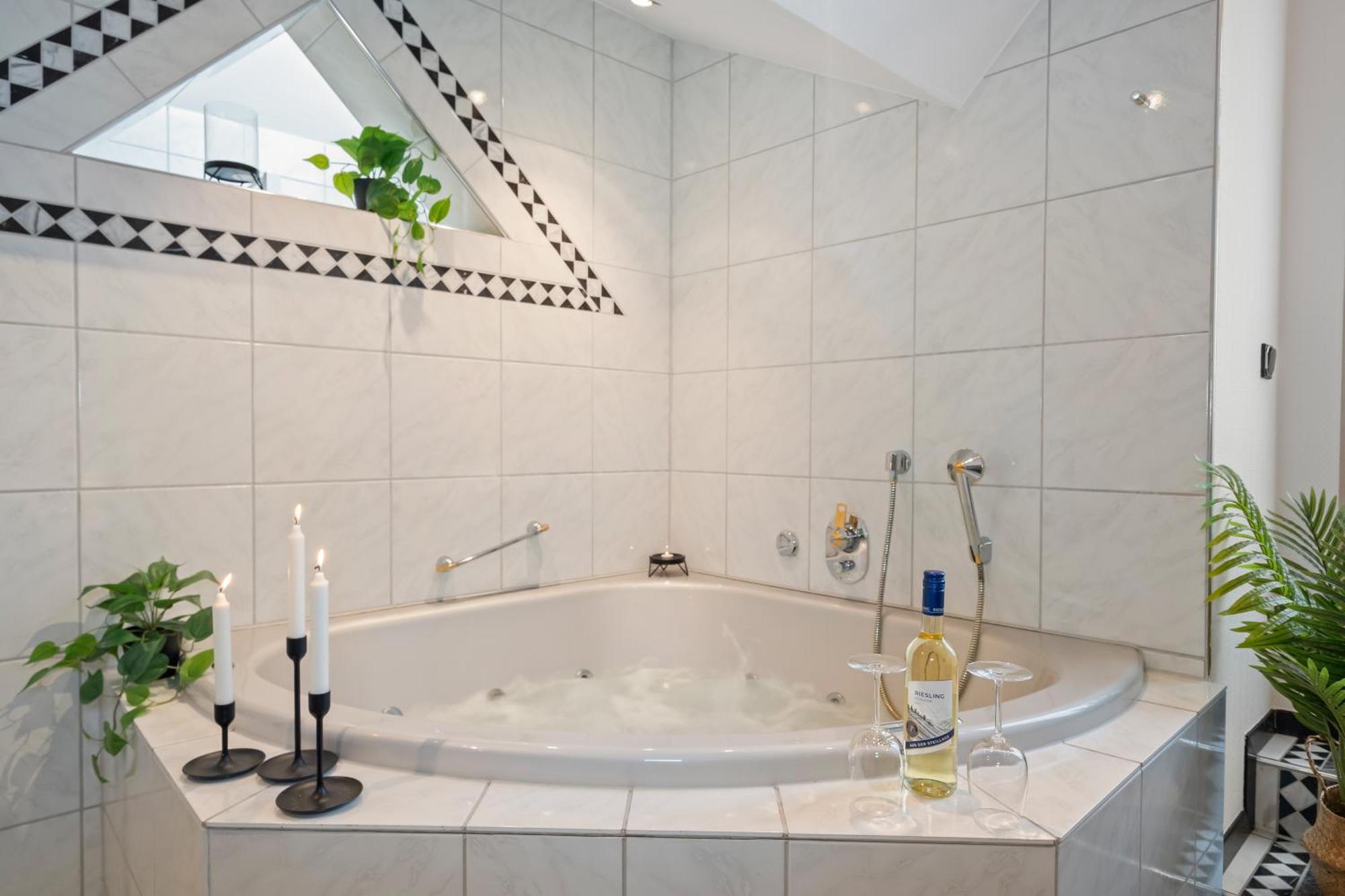 Stadtoase Mit Flair - Whirlpool, Balkon, 2xparkplaetze, Highspeed Wlan Appartement Fulde